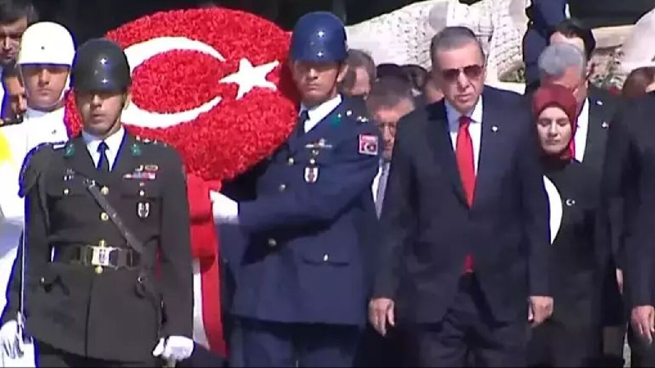 Cumhurbaşkanı Erdoğan Anıtkabir Özel Defteri'ni imzaladı! Türkiye Yüzyılı hedefimiz için mücadelemiz sürecek - 1. Resim