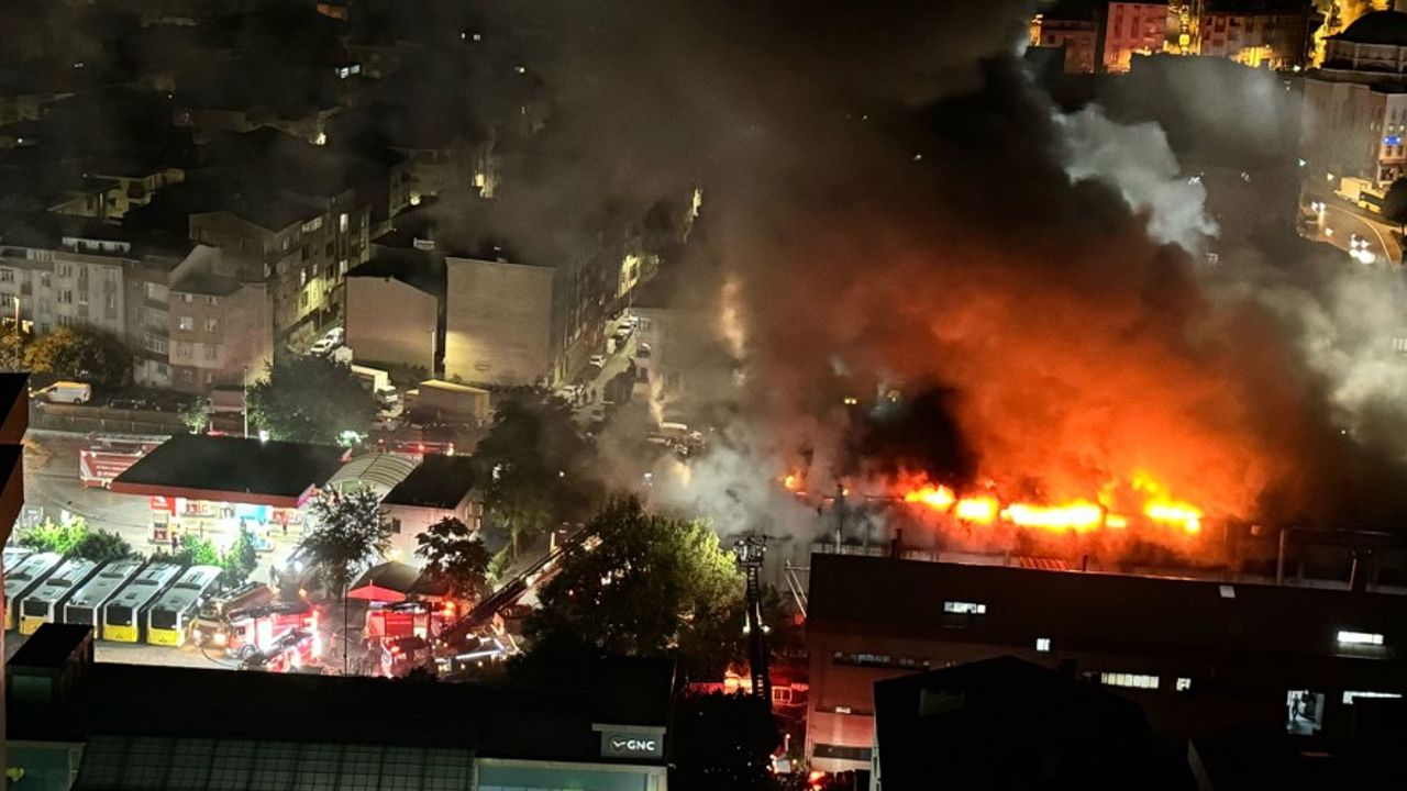 Gece yarısı alevler gökyüzünü kapladı! 5 katlı fabrikada yangın