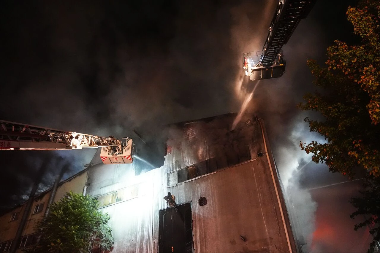 Gece yarısı alevler gökyüzünü kapladı! 5 katlı fabrikada yangın - 1. Resim