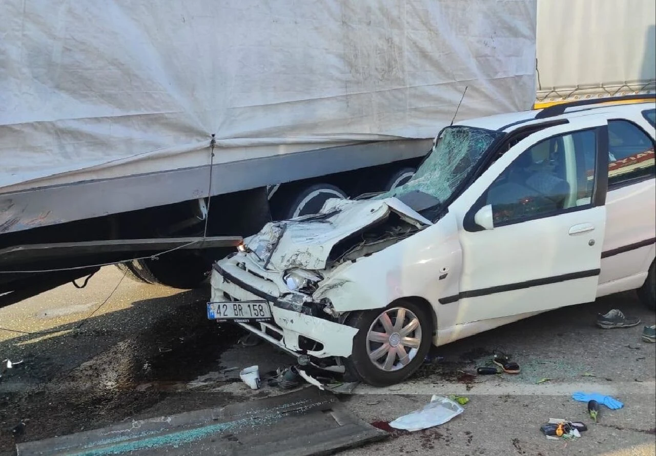 Konya'da feci kaza: Kamyona arkadan çarptı: 3 kişi hayatını kaybetti - 1. Resim