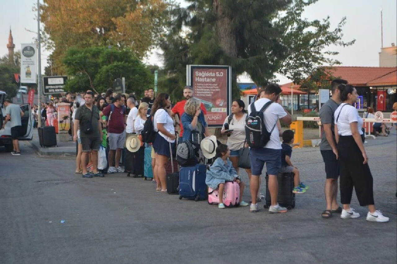 Kuyruğun ucu görünmüyor! 30 Ağustos tatilini fırsat bilen oraya koştu - 3. Resim
