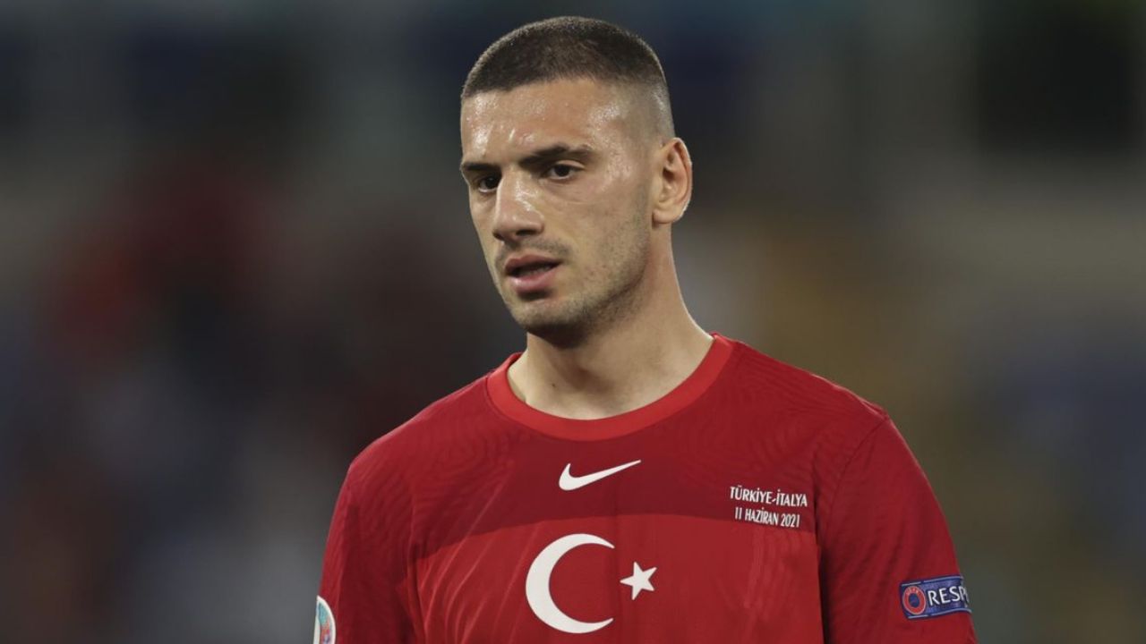 Merih Demiral, Fenerbahçe-Alanyaspor maçını tribünden izledi!