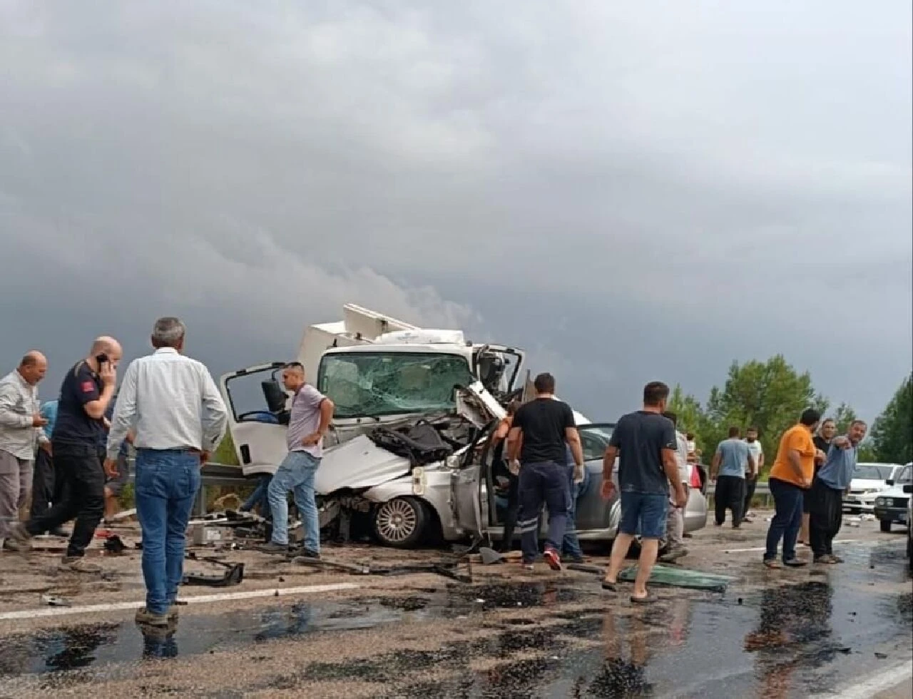 Osmaniye'de kamyonet otomobili ezdi: Ölü ve yaralılar var!