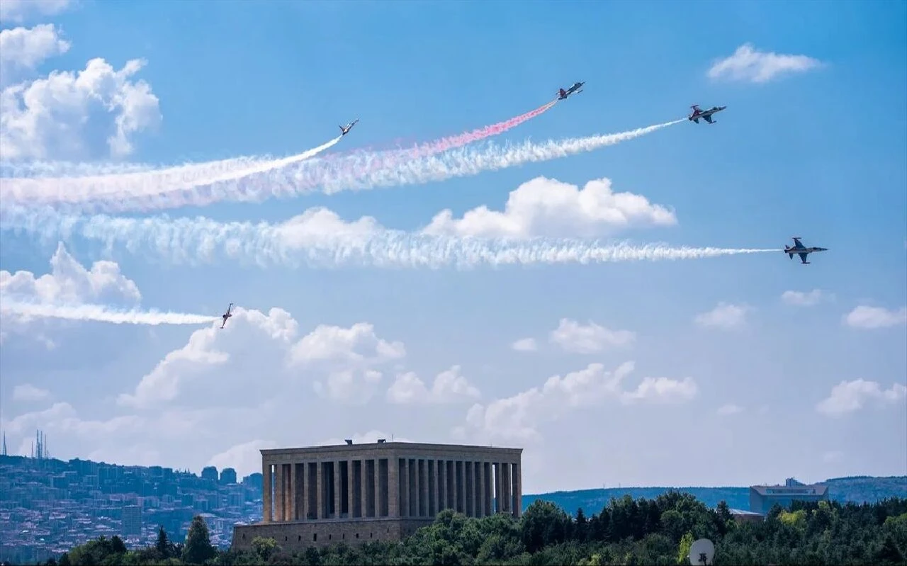 Türk Yıldızları nefes kesti! Anıtkabir üzerinde özel uçuş - 2. Resim