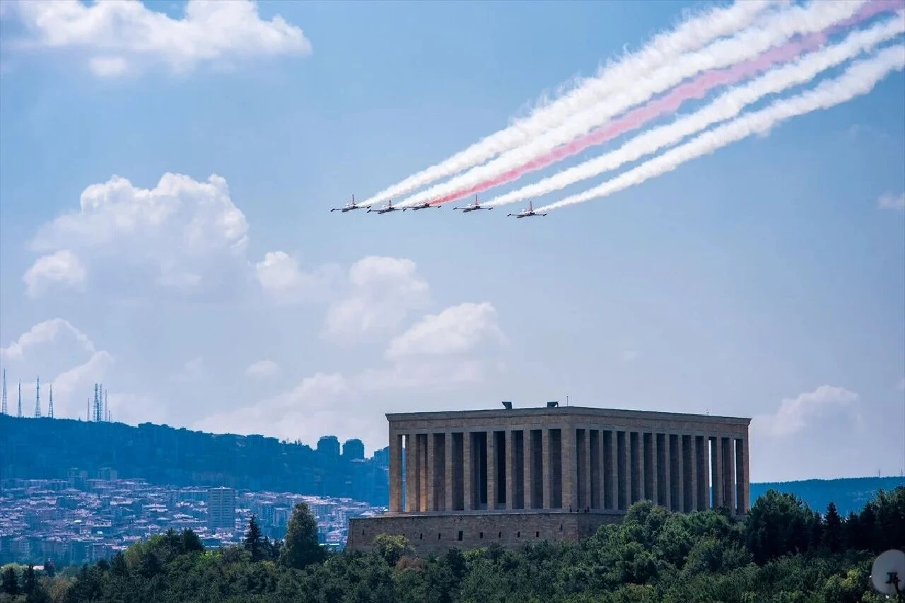Türk Yıldızları nefes kesti! Anıtkabir üzerinde özel uçuş - 4. Resim