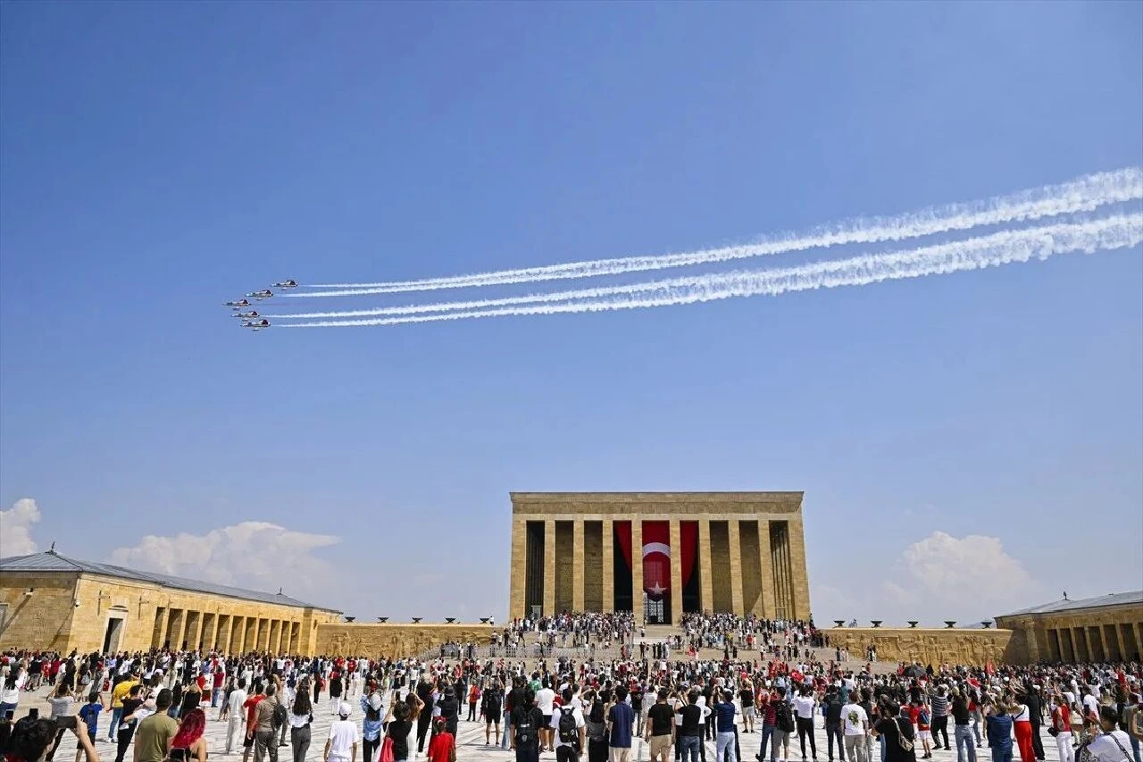 Türk Yıldızları nefes kesti! Anıtkabir üzerinde özel uçuş - 3. Resim