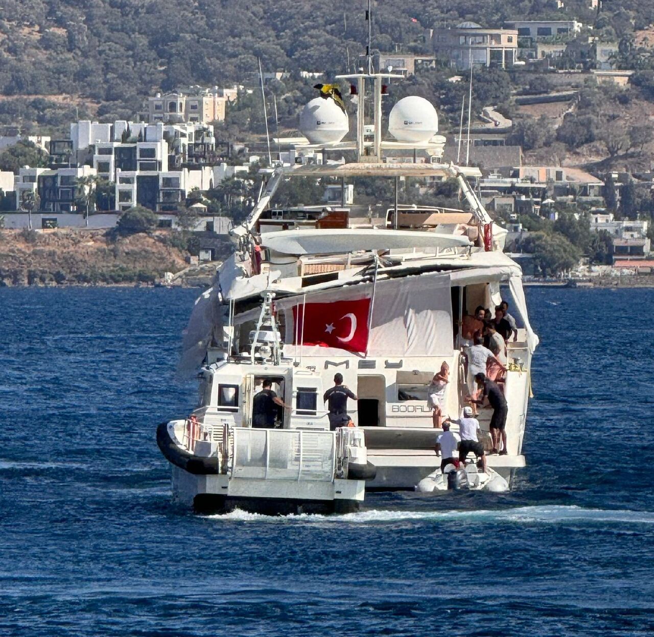 Bodrum'da korku dolu anlar! Mega yat ezdi geçti! Motoryatın içinde yaşanan büyük panik kamerada - 1. Resim