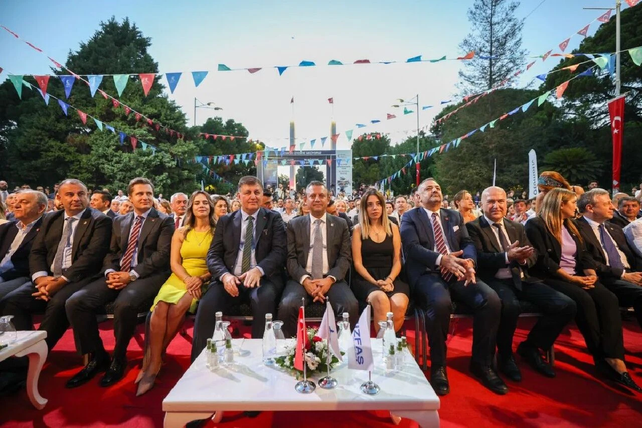 Cumhurbaşkanı Erdoğan'ı darbe yapmakla suçlamıştı! CHP, AK Partili seçmene gerizekalı diyen Dilruba Kayserilioğlu'nu onur konuğu yaptı - 1. Resim