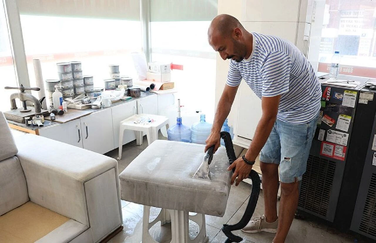 Günlük 4 bin TL'ye yapıyor, mühendislerden fazla kazanıyor! Tatile giden vatandaş koltuk temizleme işi kurdu - 1. Resim