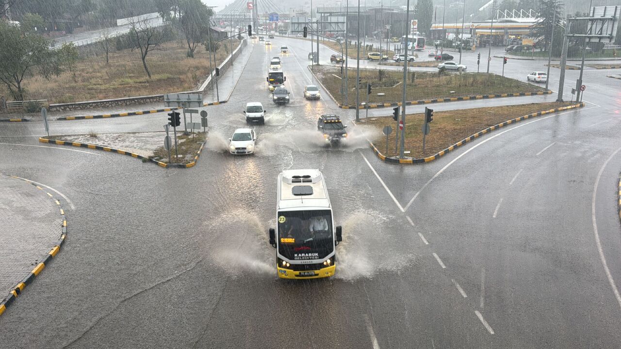 Karabük'te sel felaketi: Ev ve iş yerleri su altında kaldı! Vatandaşlar botlarla kurtarıldı - 2. Resim