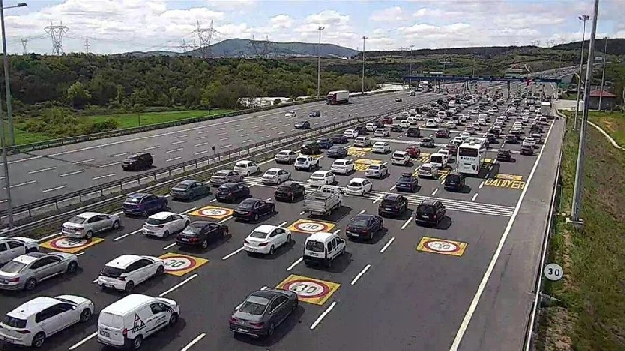 Kuzey Marmara Otoyolu'nda tırla otomobil çarpıştı! Yaralılar var - 1. Resim