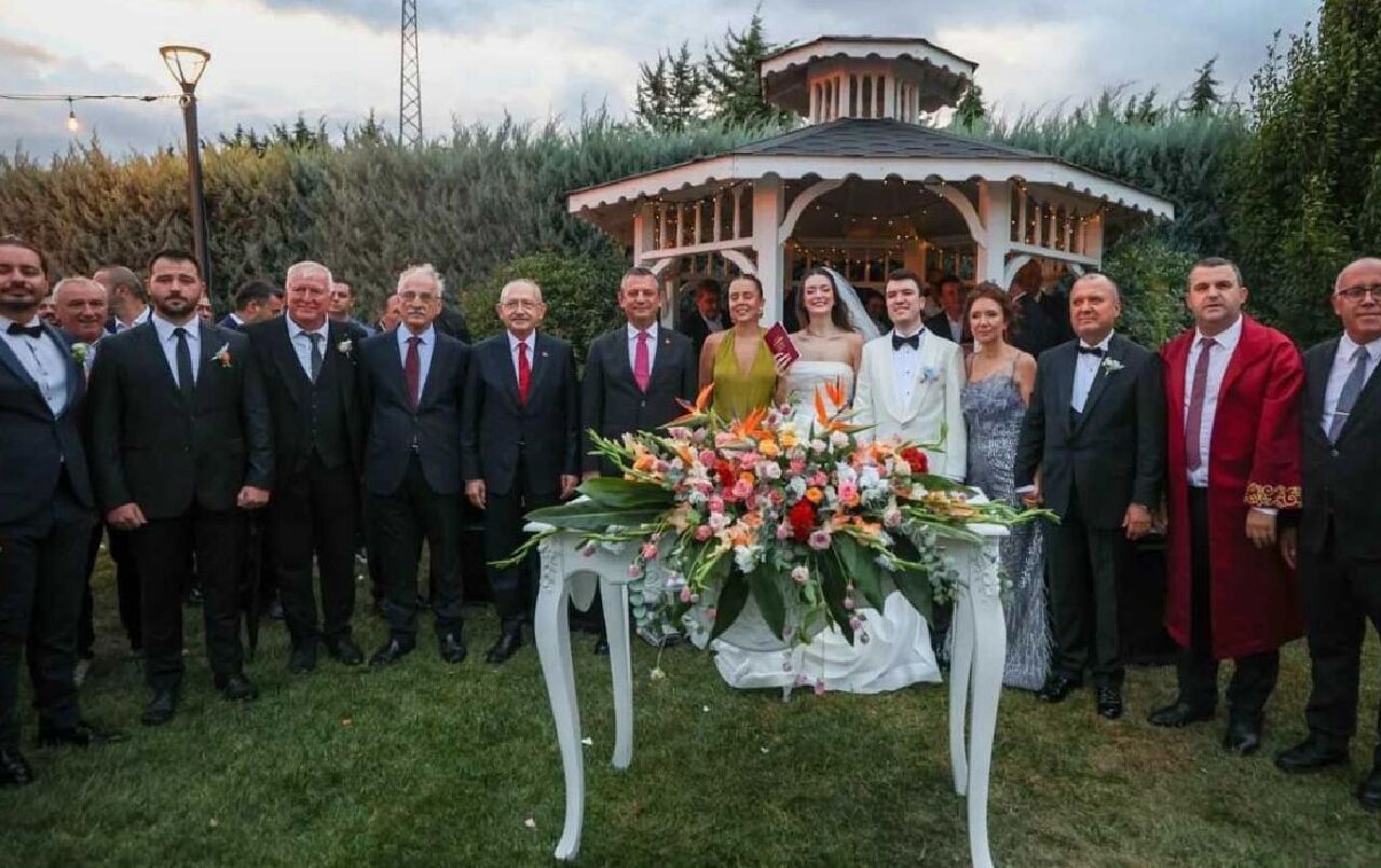 Özgür Özel ile Kılıçdaroğlu yine buluştu! Düğünde bir araya geldiler - 1. Resim