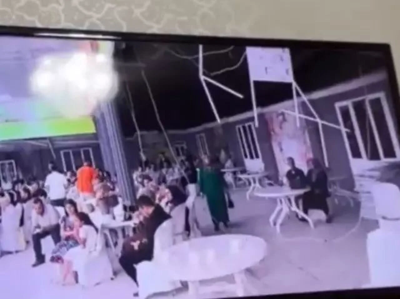 Şanlıurfalı gelin ve damadın başına gelmeyen kalmadı! Nikah memuru düştü, düğün salonunun çatısı uçtu - 2. Resim