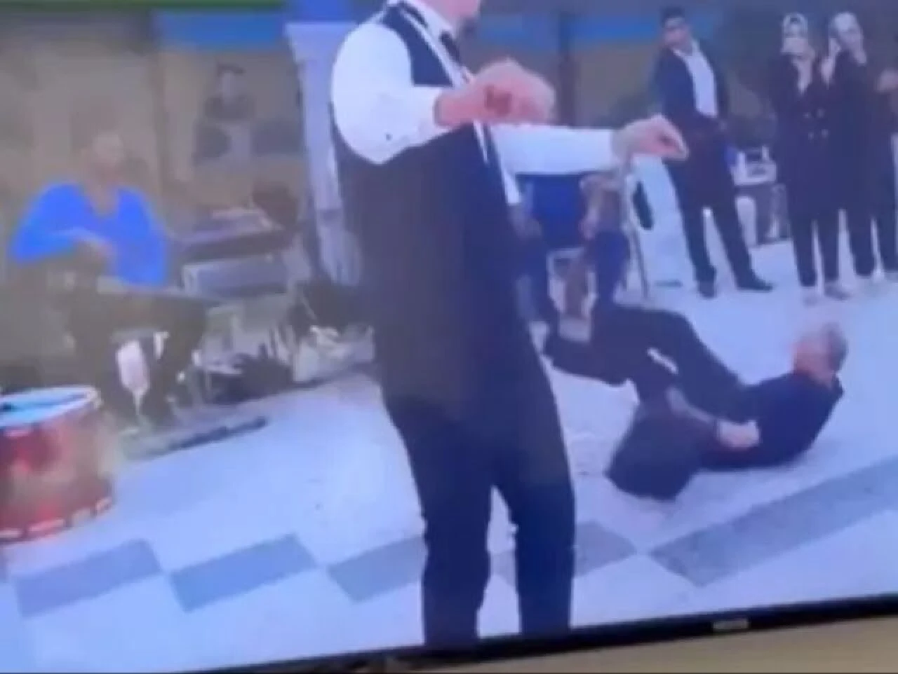 Şanlıurfalı gelin ve damadın başına gelmeyen kalmadı! Nikah memuru düştü, düğün salonunun çatısı uçtu - 1. Resim