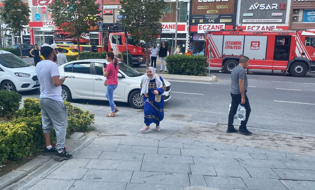 Son dakika | Esenyurt'ta 32 katlı binada yangın paniği! Mahsur kalanlar var - 1. Resim