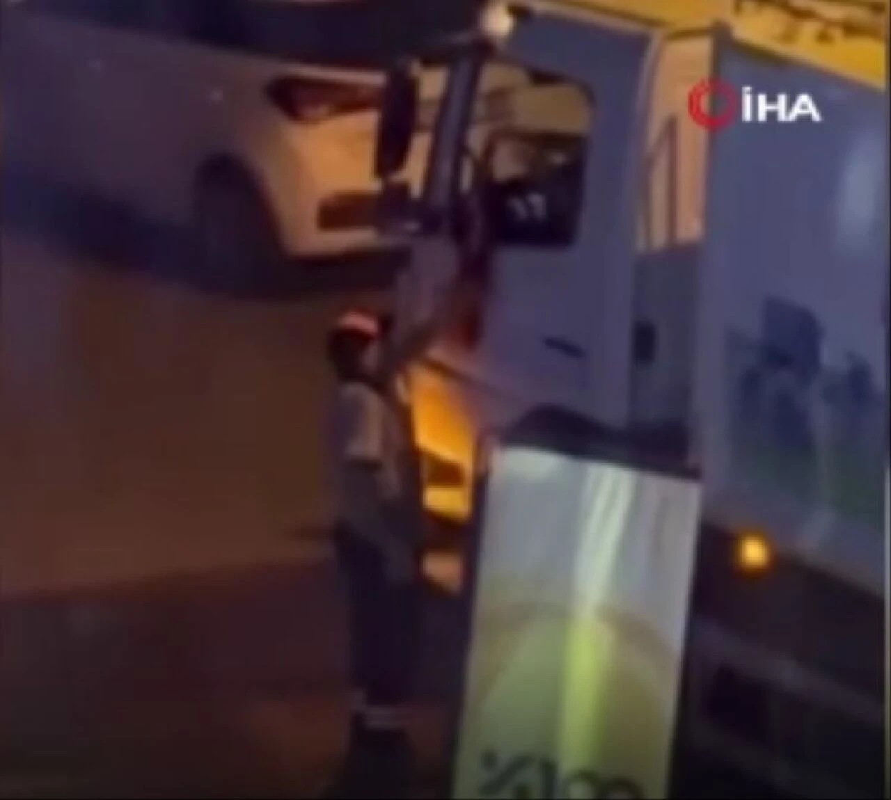 Temizlik işçisinden alkışlanacak hareket! Türk bayrağını öyle bir yerde buldu ki - 2. Resim