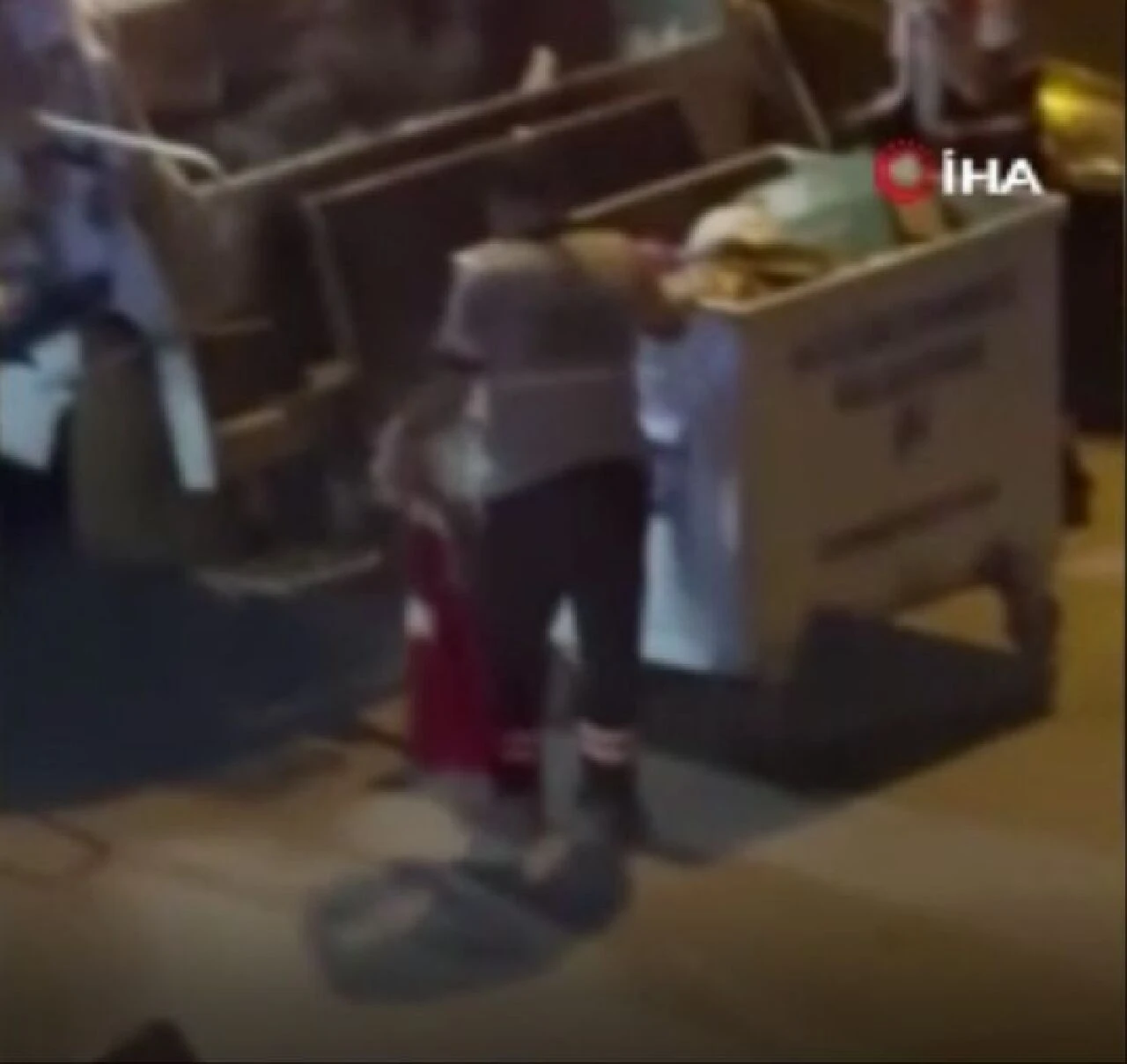 Temizlik işçisinden alkışlanacak hareket! Türk bayrağını öyle bir yerde buldu ki - 1. Resim