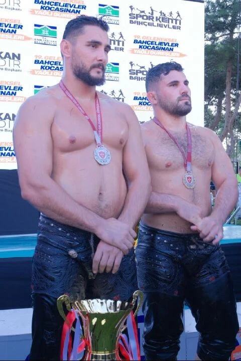 Yağlı güreşler finali ‘VAR’a gitti: 3 kez incelenen görüntüler sonrası başbehlivan belli oldu!