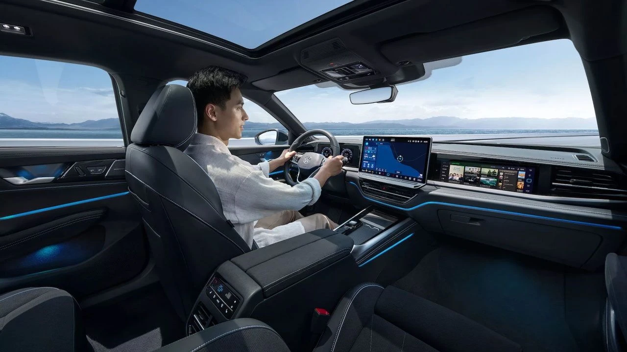 Yeni Volkswagen Passat Pro, üç ekranlı kokpiti ile tanıtıldı! İşte özellikleri