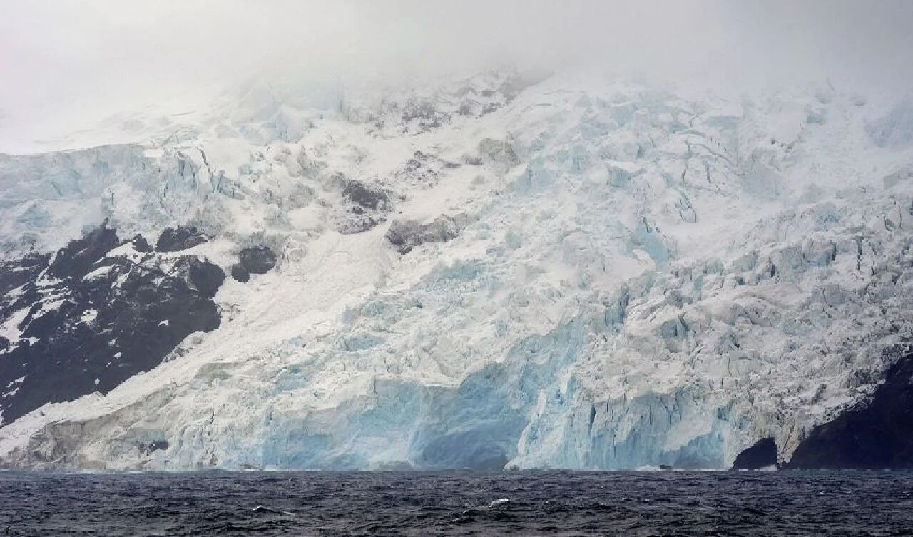 Dünyanın en yalnız kalan adası! İnsanlardan 2 bin 400 km uzakta ama ürkütücü bir geçmişi var