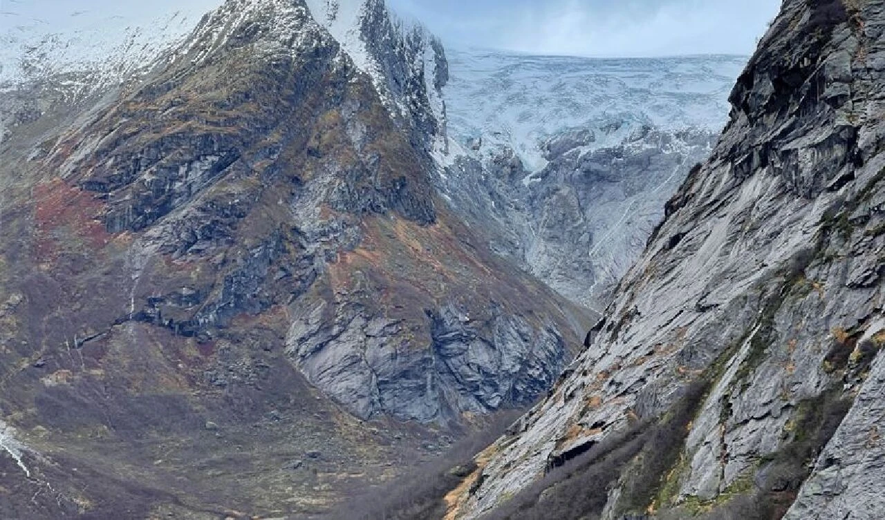 Dünyanın en yalnız kalan adası! İnsanlardan 2 bin 400 km uzakta ama ürkütücü bir geçmişi var