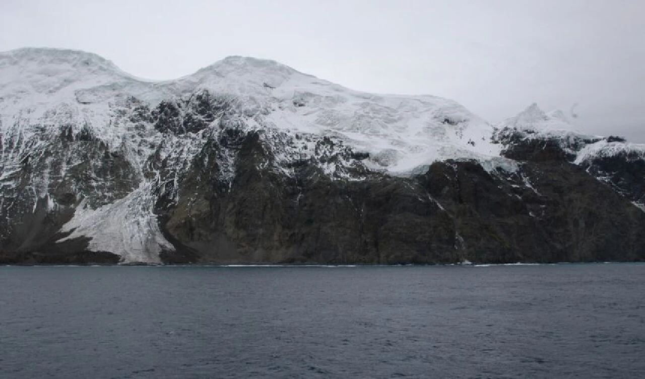 Dünyanın en yalnız kalan adası! İnsanlardan 2 bin 400 km uzakta ama ürkütücü bir geçmişi var