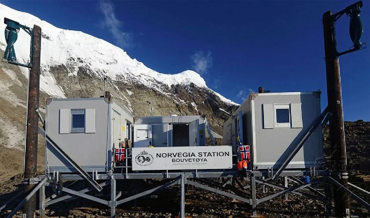 Dünyanın en yalnız kalan adası! İnsanlardan 2 bin 400 km uzakta ama ürkütücü bir geçmişi var