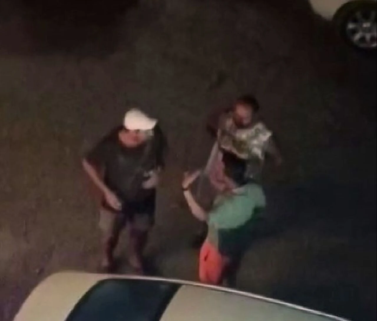 Elinde bıçakla siteyi bastı! "Sizi delik deşik edeceğim, delikanlıysanız çıkarsınız" - 1. Resim