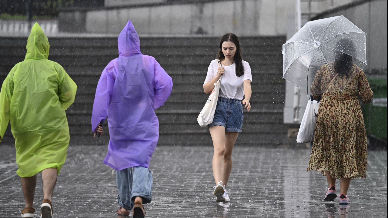 Eylül ayı İstanbul dahil yağışlarla başladı: Meteoroloji'den 3 ile sarı, 2 ile turuncu kodlu uyarı verildi