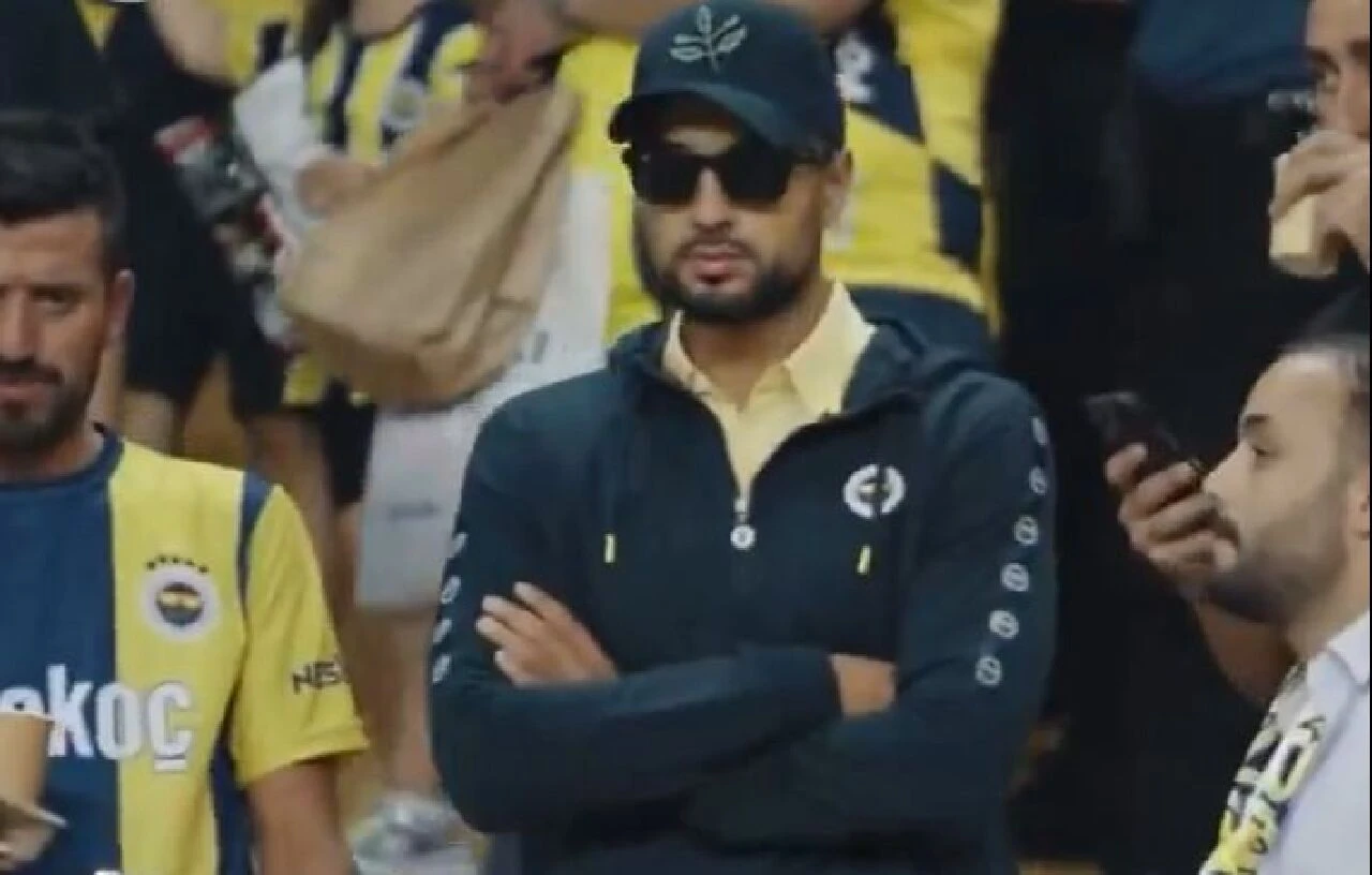 Fenerbahçe'nin yeni yıldızı Sofyan Amrabat, taraftarların içinde maç izledi! Onu kimse fark etmedi - 2. Resim