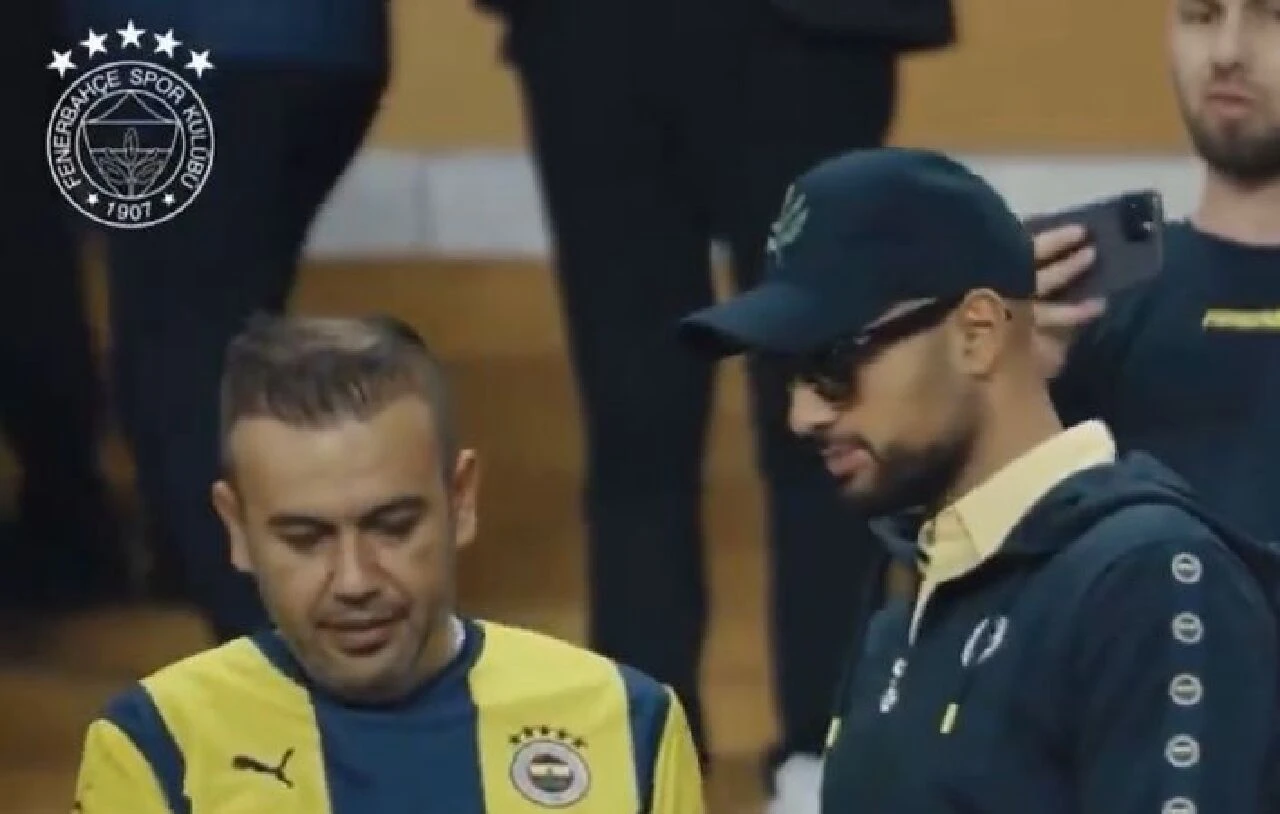 Fenerbahçe'nin yeni yıldızı Sofyan Amrabat, taraftarların içinde maç izledi! Onu kimse fark etmedi - 1. Resim