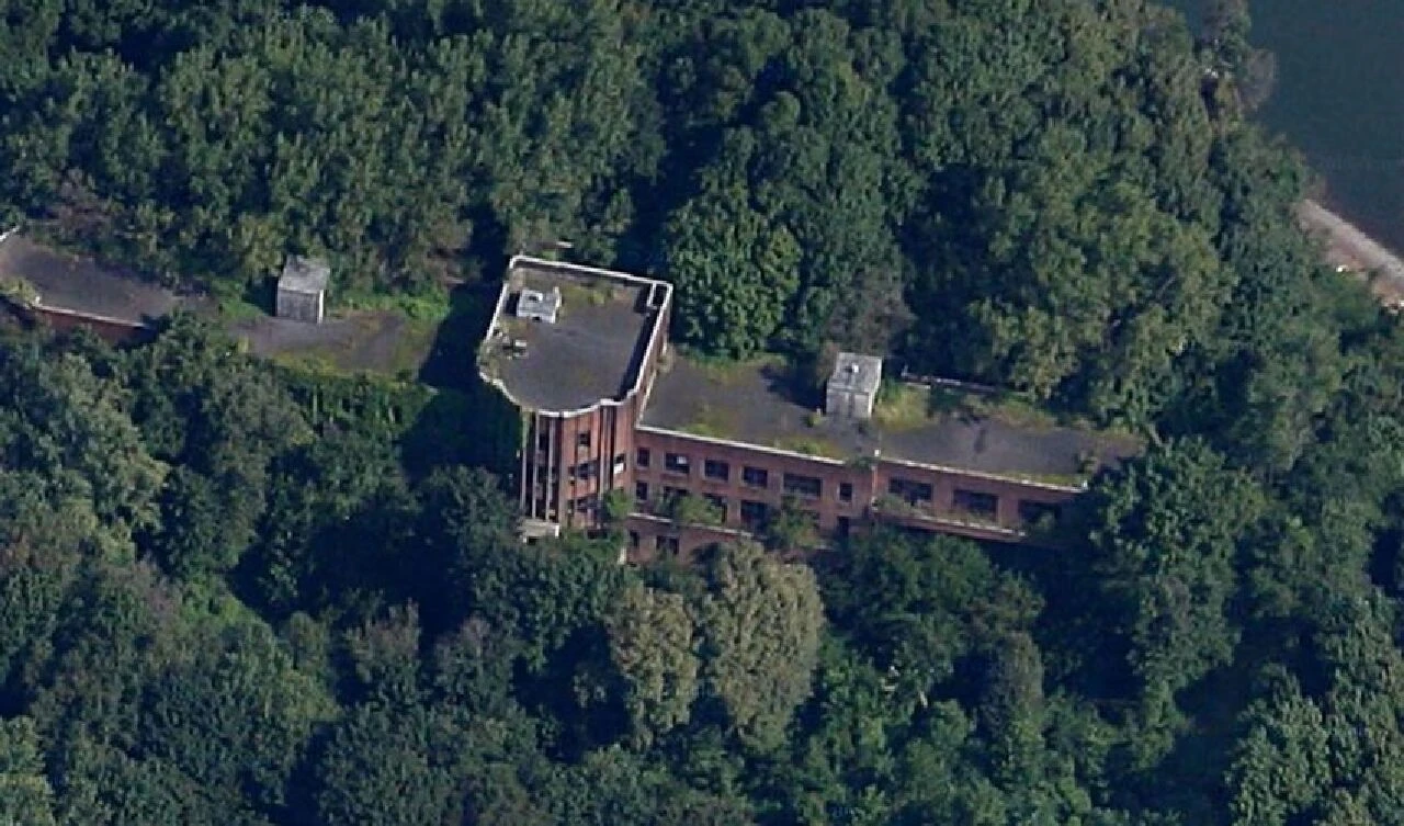 New York'tan bir taş atımı mesafedeki gizemli ada! Tamamen terk edilmiş ve halkın girişine kapalı - 3. Resim