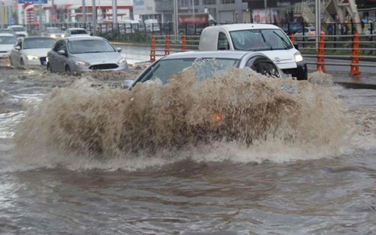 Son dakika | İstanbul Valiliği uyardı! Çok kuvvetli sağanak geliyor: 'Önümüzdeki 4 saatlik periyotta...'