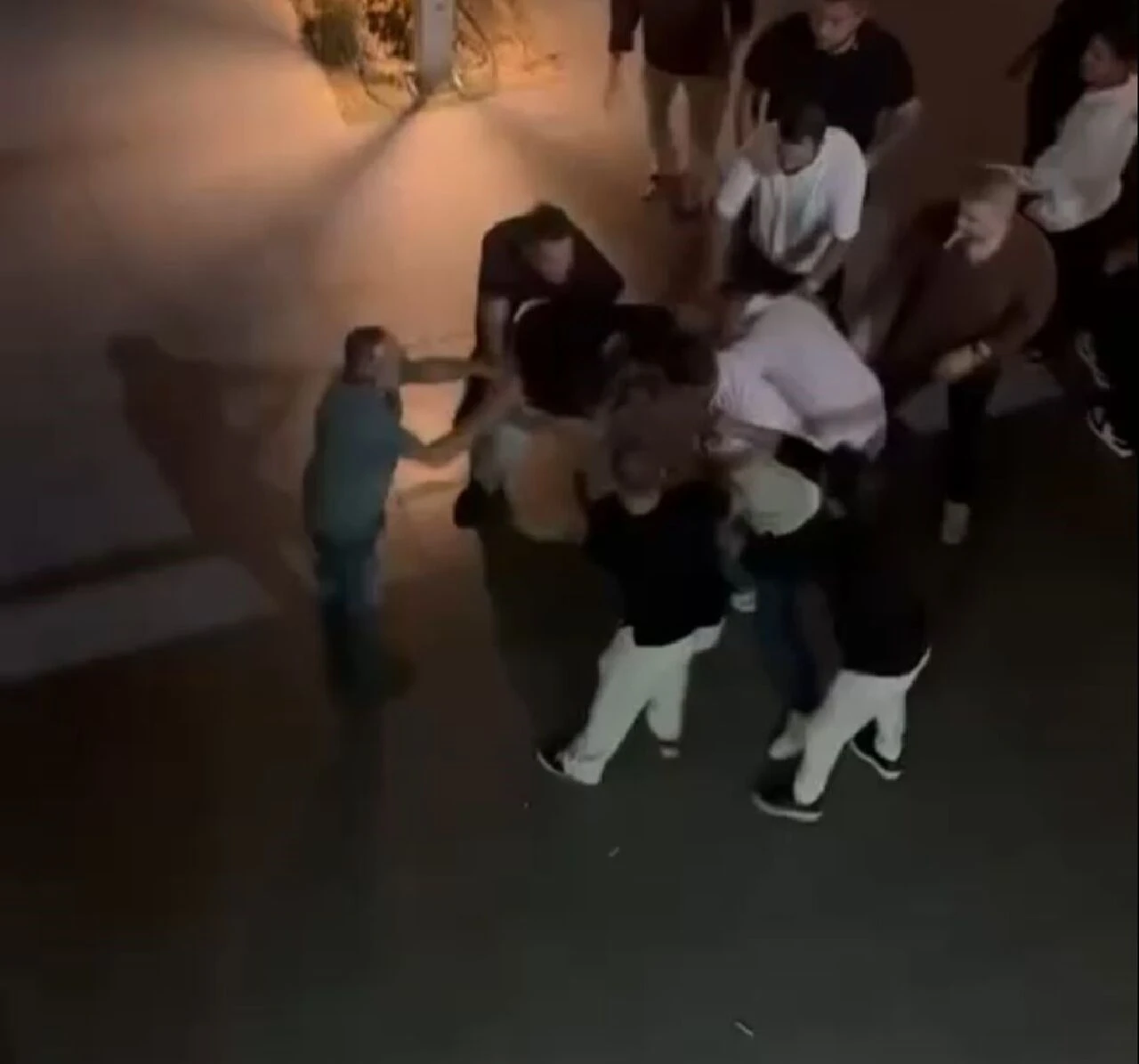 AVM önünde iki grup birbirine girdi! Tekme ve yumruklar havada uçuştu - 1. Resim