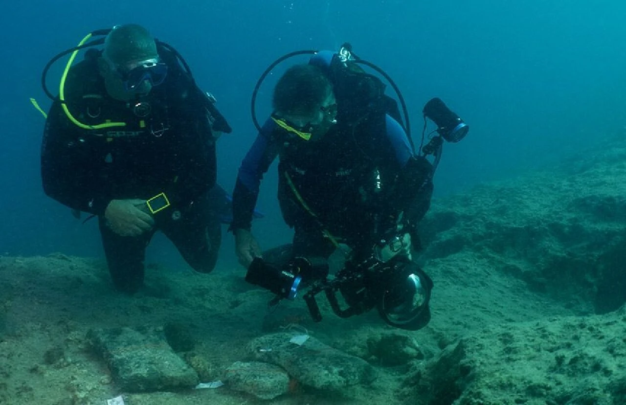 Bakan Ersoy, dünyanın en eski ticaret gemisi batığına dalış yaptı! Su altında ilginç görüntüler