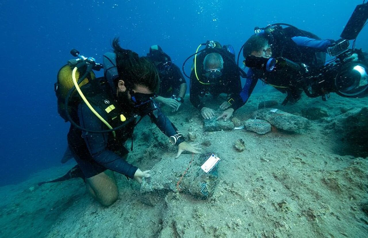 Bakan Ersoy, dünyanın en eski ticaret gemisi batığına dalış yaptı! Su altında ilginç görüntüler