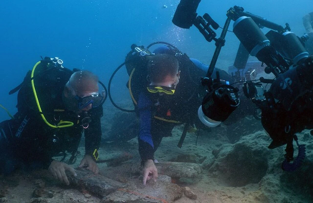 Bakan Ersoy, dünyanın en eski ticaret gemisi batığına dalış yaptı! Su altında ilginç görüntüler
