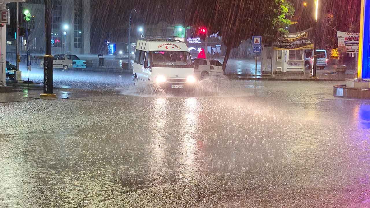 Çorum’da yağış ve rüzgar hayatı felç etti: Köy yolları kapandı, evleri su bastı