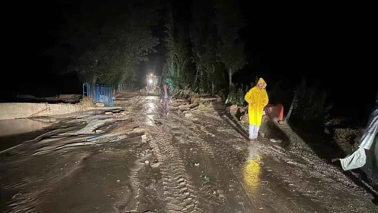 Çorum’da yağış ve rüzgar hayatı felç etti: Köy yolları kapandı, evleri su bastı