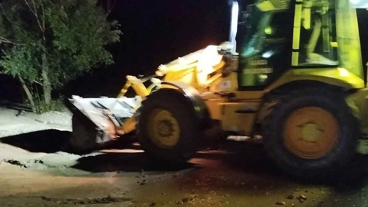 Çorum’da yağış ve rüzgar hayatı felç etti: Köy yolları kapandı, evleri su bastı