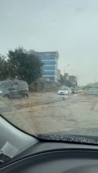 İstanbul'u sağanak vurdu: Yollar göle döndü - 1. Resim