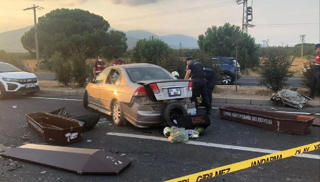 İzmir'de kafa kafaya facia! 2 kişi öldü, 3 kişi ağır yaralandı - 1. Resim