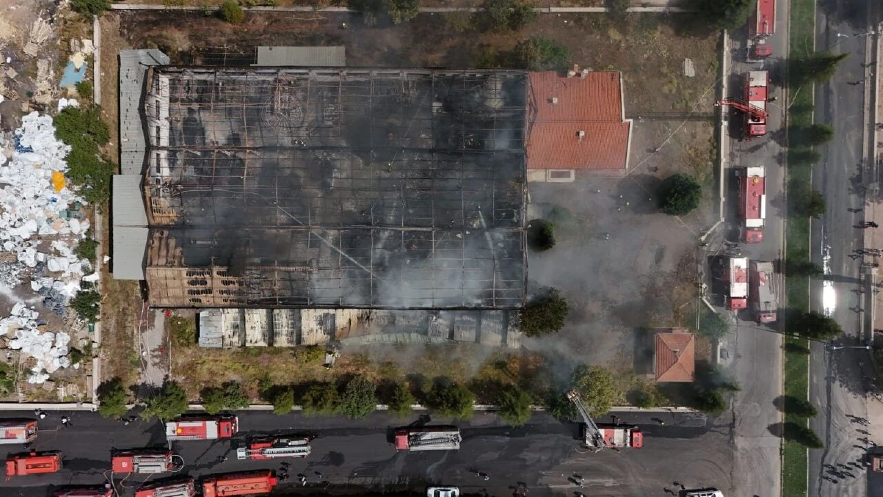Kayseri OSB sünger fabrikasında çıkan yangında müdahaleler devam ediyor - 3. Resim