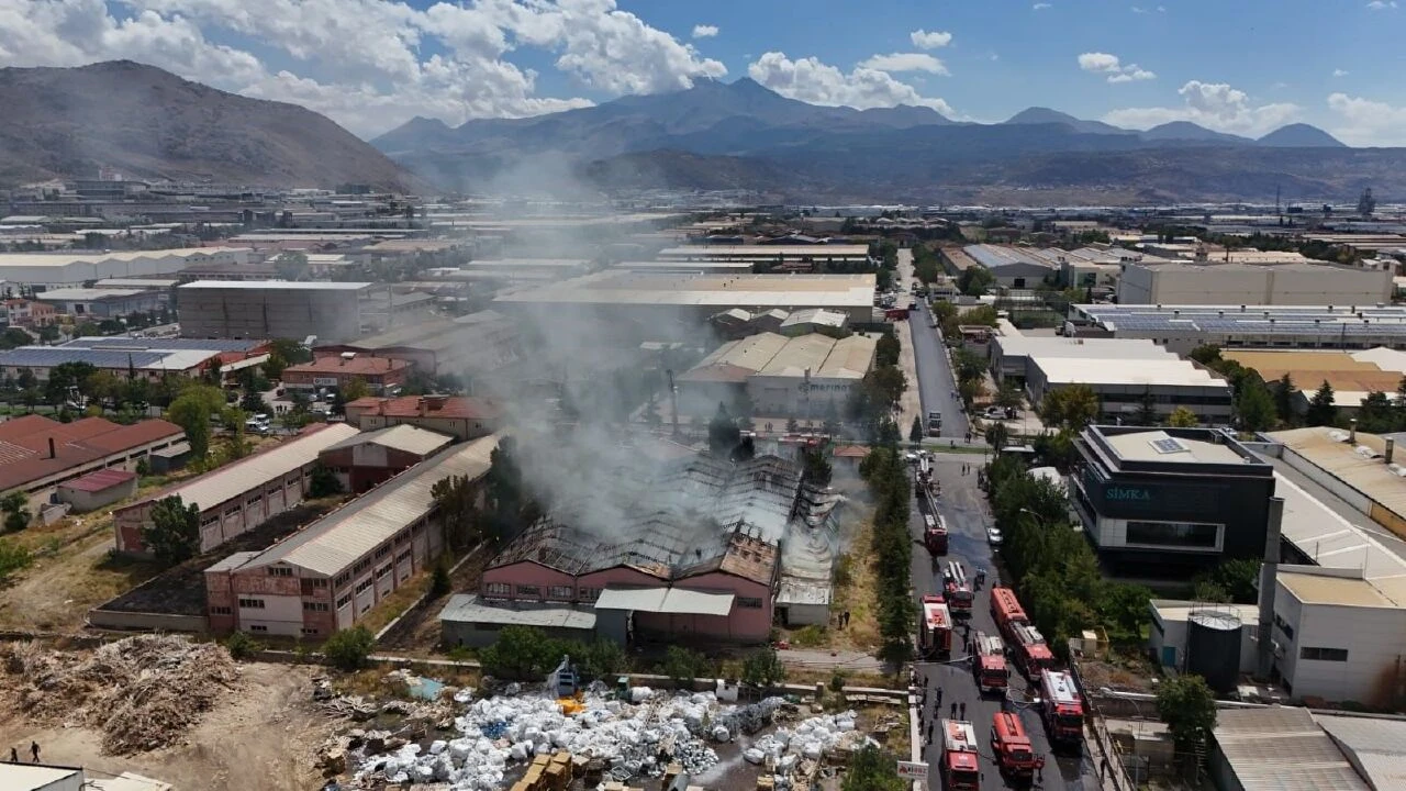 Kayseri OSB sünger fabrikasında çıkan yangında müdahaleler devam ediyor - 2. Resim