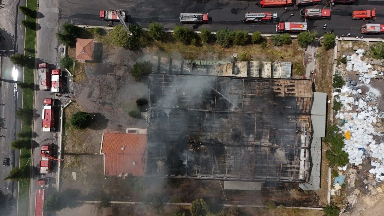 Kayseri OSB sünger fabrikasında çıkan yangında müdahaleler devam ediyor - 1. Resim