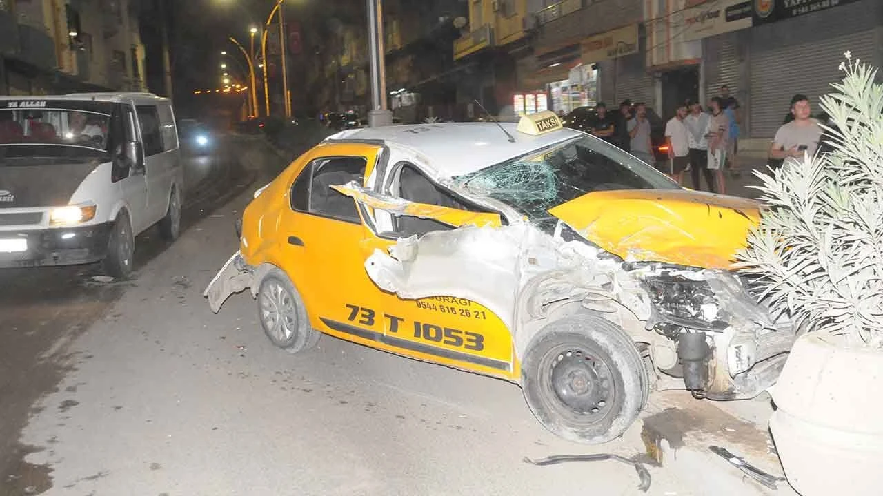 Önce taksiyi biçti, ardından tıra çarptı! Feci kaza kamerada - 1. Resim