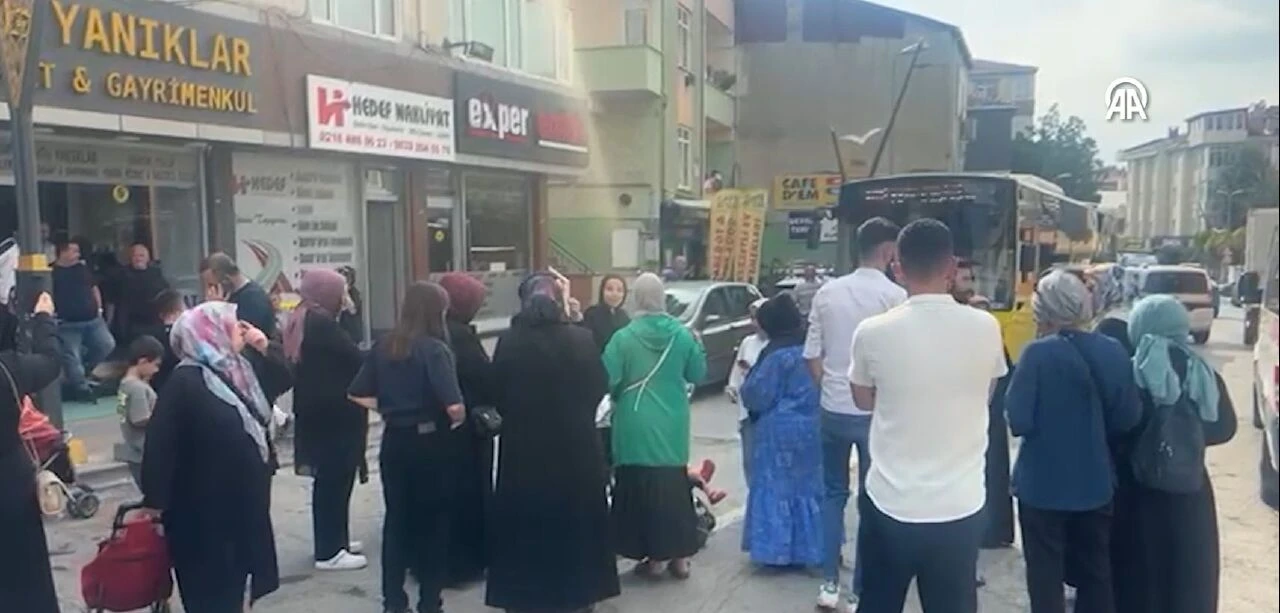 Pendik'te İETT otobüsünün çarptığı apartmanın sakinlerinden eylem: Bizi oraya bırakıp gittiler! - 1. Resim