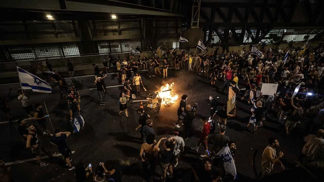 Tel Aviv'de 'Netanyahu istifa' sesleri! Yüz binler sokaklara döküldü - 1. Resim