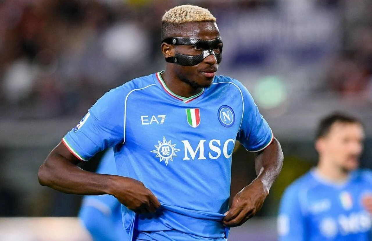 Victor Osimhen, 2021 yılında oynanan Inter maçında yaşadığı sakatlık nedeniyle maske takıyor