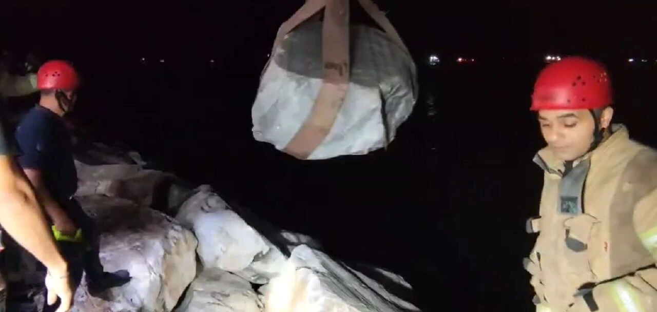 Yenikapı’da telefonunu düşüren genç kayalıklara sıkıştı!